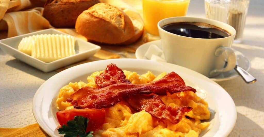bacon and eggs with coffee